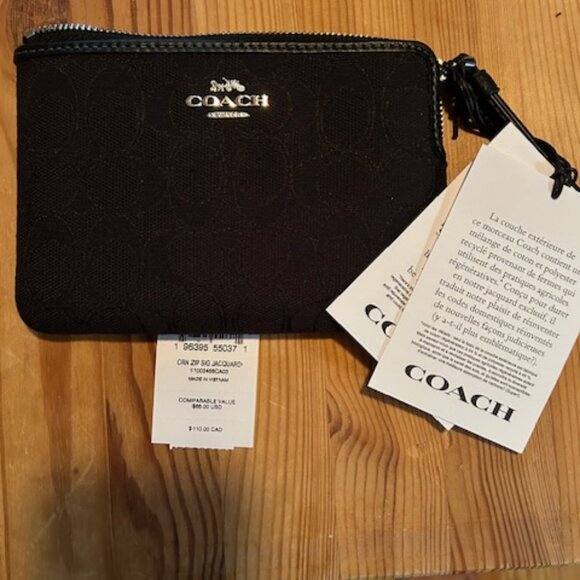 New Coach Wristlet - Picture 1 of 2